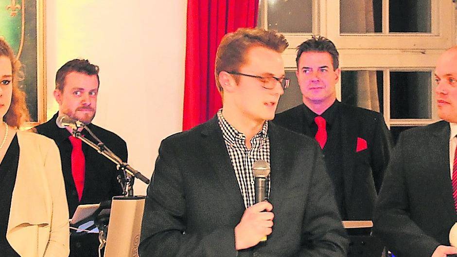  Katja Hendricks und Mark Dürrbeck nahmen für das „Jugendferienwerk Grevenbroich“ ihren Anteil am Jugendförderpreis entgegen.  
