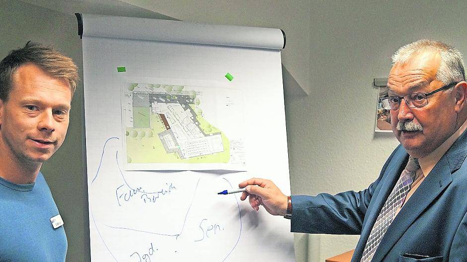  Danny Schulz (links) ist als der Leiter des neuen Schloss-Bades bestellt. Gemeinsam mit GWG-Chef Willi Peitz diskutiert er derzeit eifrig die Außengestaltung des neuen Bades. Neuste Idee: Die Dreiecksfläche zwischen „Evita“ und des Bad könnte geöffnet und zu einem Biergarten auch für die Badegäste werden. 