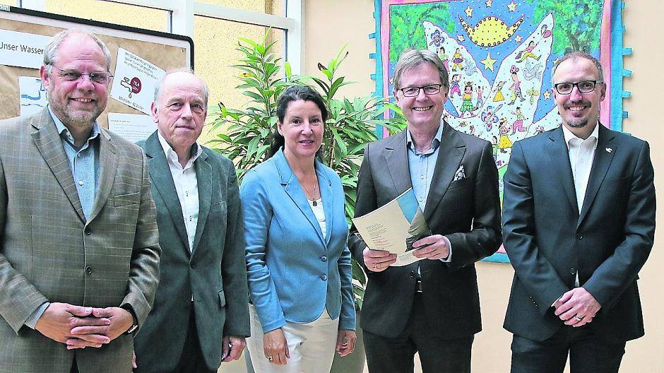  Bernd Pastors (links) und Angela Zeithammer begrüßten (von links) Dr. Michael Dörr, Karsten Mankowsky und Marcus Temburg. Das Tönisvorster Hilfswerk „Action medeor“ hat den Kreis in der kolumbianischen Region Solano schon in kleinem Umfang mit Medikamenten unterstützt. 