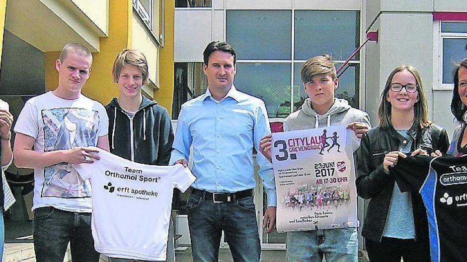  Gute Stimmung bei den Vertretern der beiden Gymnasien. Mittig Frank Bong. 