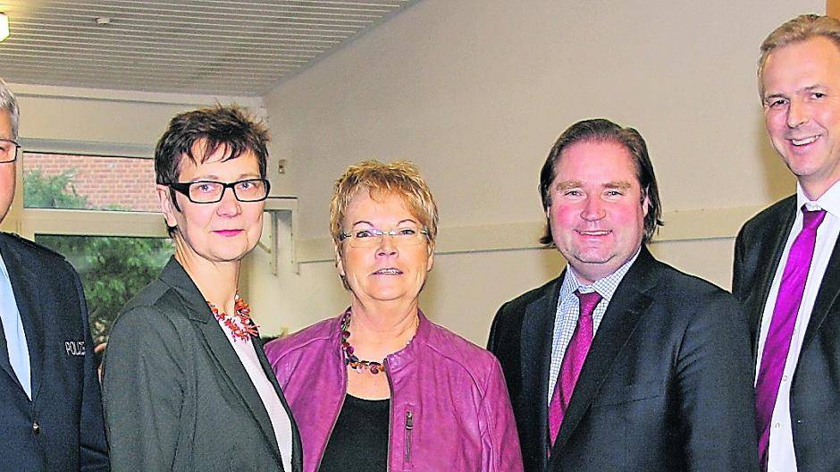  Von links nach rechts: Bernhard Wöltgen (Leiter der Polizeiwache), Bernd Rösgen (Bezirksbeamter der Polizei für Kapellen), Heike Steinhäuser (Fachbereichsleiterin „Soziale Sicherung und Integration“), Maria Becker (Vorsitzendes der CDU Kapellen), Lutz Lienenkämper (MdL, Staatsminister a.D.), Dirk Brügge (Kreisdirektor) und Benjamin Josephs (Flüchtlingsbeauftragter des Rhein-Kreises). 