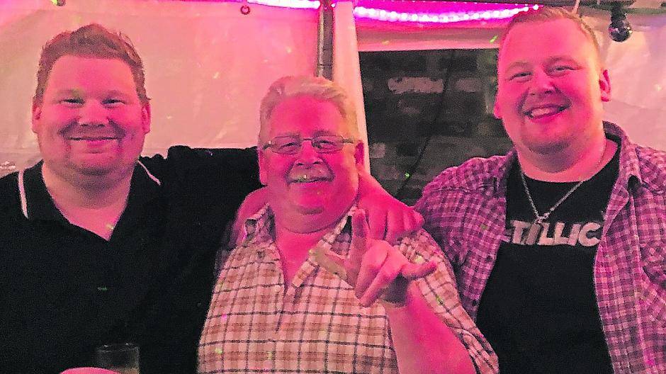  Das Dreikönigshaus stellen in diesem Jahr die Jagdfelds. Das sind von links nach rechts: Jens, Hans Reiner und Marc. 