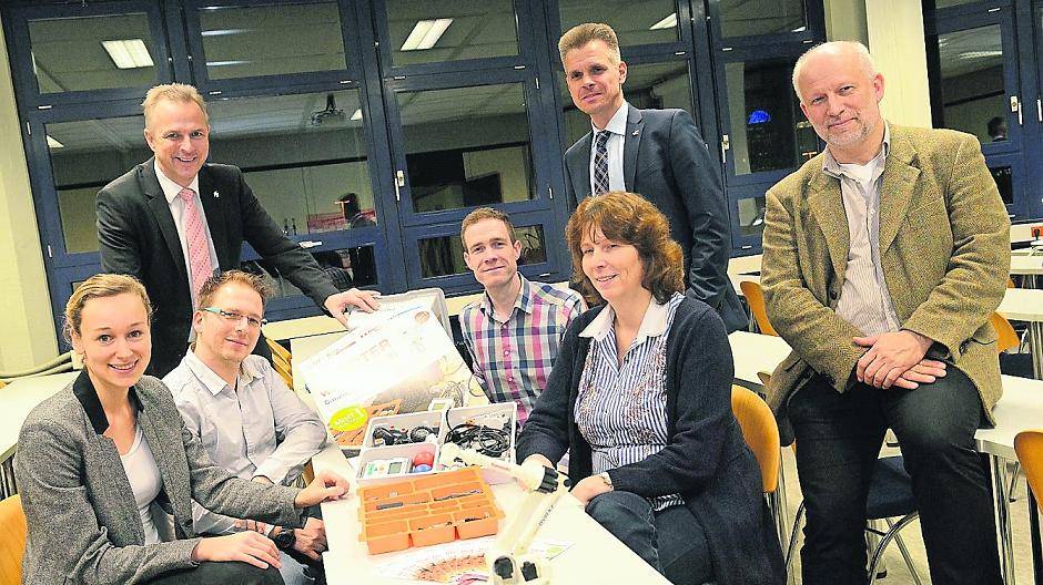  Kreisdirektor Dirk Brügge mit dem Organisationsteam des Roboterwettbewerbs 2016 im Berufskolleg für Technik und Informatik. 
