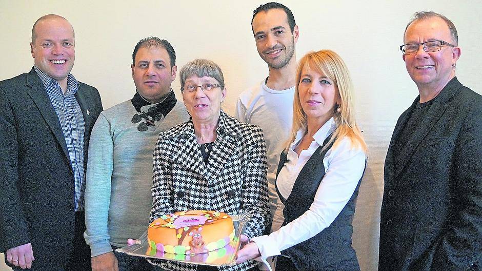  Monika Hahn hat sich „Begleitschutz“ mitgebracht: Abdulgfel Alhammond und Jwan Khalik umrahmen sie. 