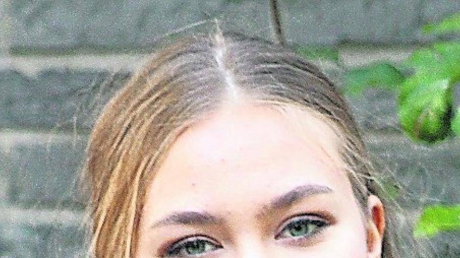  Nele Kremer ist mit 29 von 30 Ringen Schülerprinzessin der Gindorfer Bruderschaft. Neben dem Schießsport, dem Klavierspielen und ihrer passiven Zuggemeinschaft, den „Erft-Kronen“, ist ihre große Leidenschaft die „Borussia“, die sie, wann immer möglich, bei Heimspielen besucht. Sie ist 15 Jahre alt und besucht die Stufe 10 des des Erasmus-Gymnasiums. Dazu ist sie ebenfalls in diesem Jahr Bezirksschülerprinzessin und besetzt dieses Amt damit erstmalig als weibliche Vertreterin des Verbandes.  