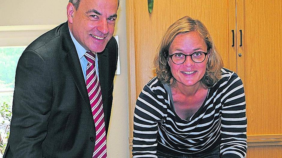  Sehr engagiert zeigt sich Ralf Kriesemer, Schützenpräsident. Hier bei der Unterzeichnung einer Vereinbarung mit Jugendamtsleiterin Marion Klein im Juli 2016. 