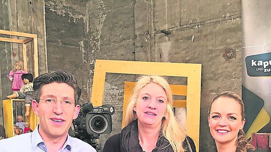  Puppendoktor Marcel Offermann hat der Schildkröt-Puppe von Cathrin Plützer (Mitte) neues Leben eingehaucht. Moderatorin Eva Brenner ist begeistert. 