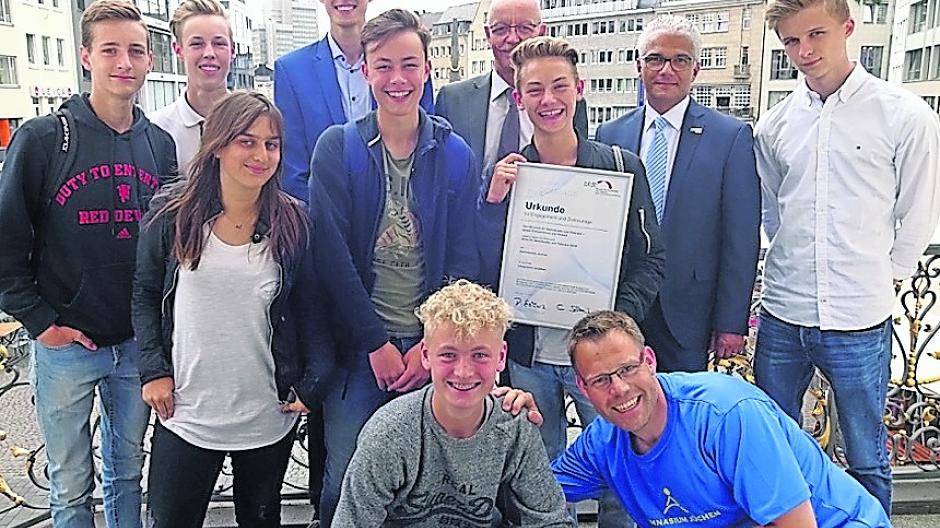  Die Preisträger des Gymnasiums für den Wettbewerbe „Aktiv für Demokratie und Toleranz“. 