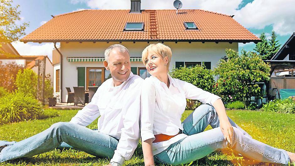  Mit einer Immobilienleibrente können sich ältere Eigenheimbesitzer zusätzlich finanziell und sozial absichern — und gleichzeitig in ihrem vertrauten Umfeld wohnen bleiben. 