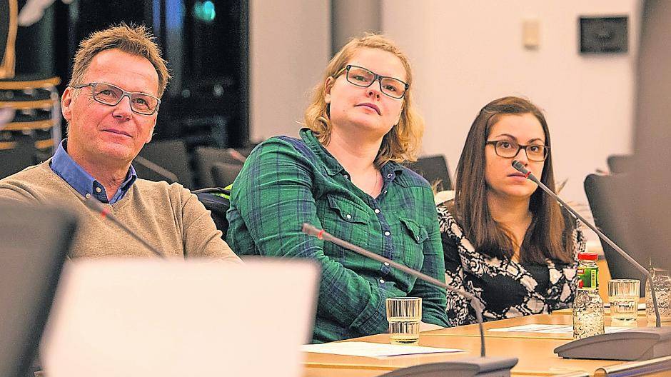  Rüdiger Lohmann vom gleichnamigen „Hörcentrum“ verfolgt zusammen mit seinen Mitarbeiterinnen aufmerksam der ersten Auslosung. Er bekommt Island zugelost. 