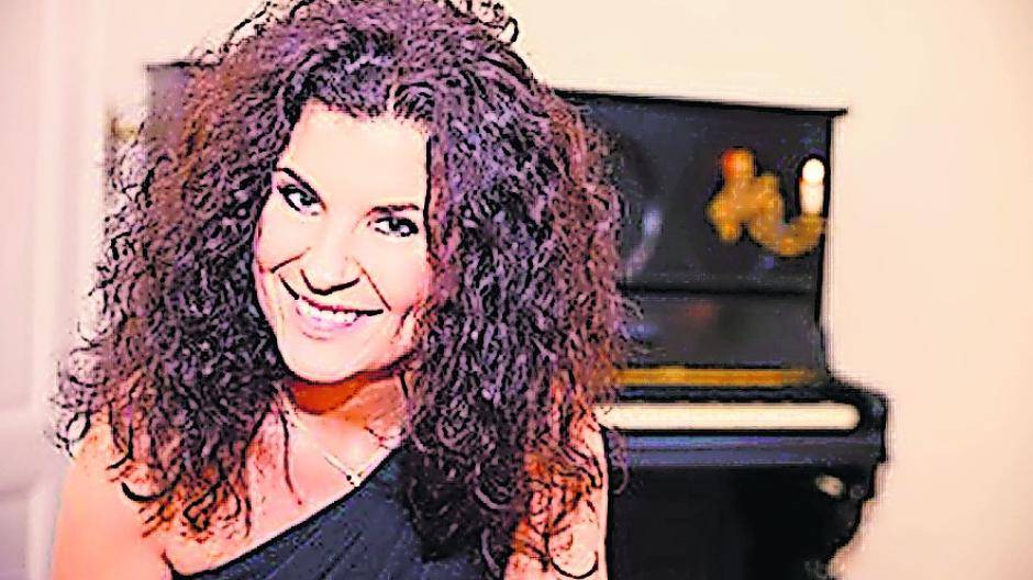  Silvia Confido Meis lässt das Publikum auch mal auf den Stühlen tanzen.  