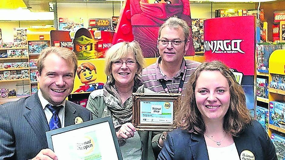  Selfies mit Bürgermeister Martin Mertens und Wirtschaftsförderin Bele Hoppe: Hier bei „Siegert Spielwaren-Sport-Outdoor“ am Mariannenpar ...  