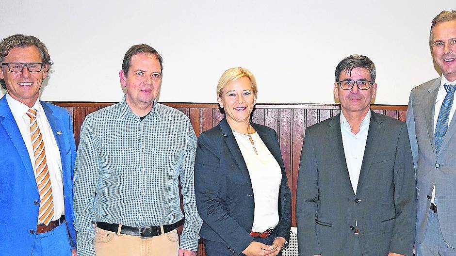  Stellten sich in Vanikum auch den Fragen der CDU-Mitglieder in Sachen Braunkohle-Zukunft und Strukturwandel: Rokis CDU-Vorsitzender Michael Willmann, „Humintech“-Forscher Berthold Stein, CDU-Landtags-Kandidatin Heike Troles, RWE-Kraftwerks-Chef Tilmann Bechthold und Kreisdirektor Dirk Brügge. Ebenfalls mit dabei Landrat Hans-Jürgen Petrauschke. Die sechs versorgten die Zuhörer mit vielen Zahlen und Fakten. 
