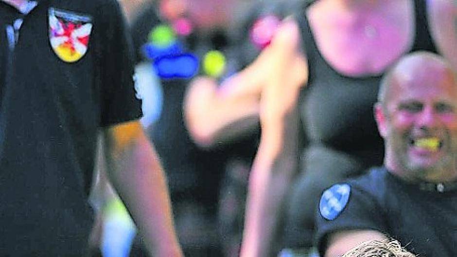  Die Sportler, die an den „Highland Games“ und an den damit verbundenen Meisterschaften teilnehmen, nennen sich „Krieger“. Und sieht man die Disziplinen, versteht man das sofort. 