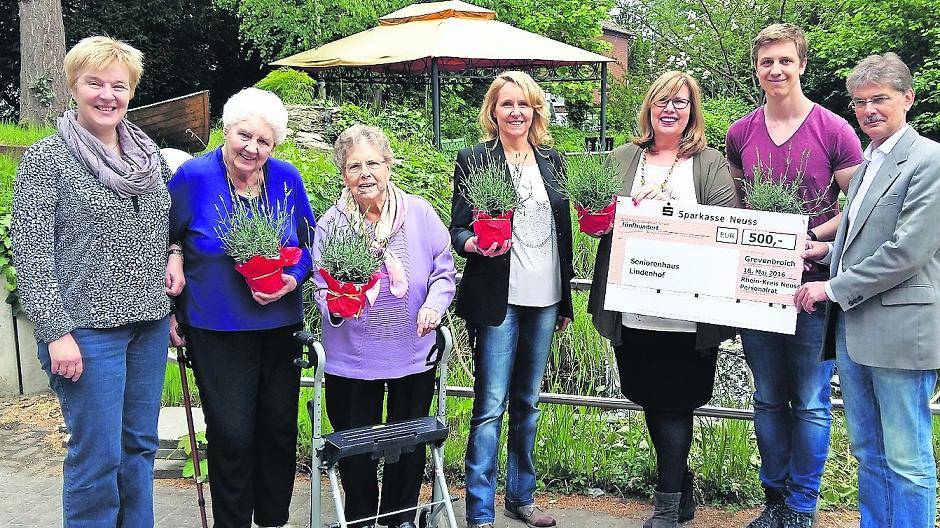  Christina Wiskow, Franziska Schiffer, Christine Hösen, Ira Leifgen, Barbara Cremers-Gerads, Yannick Richartz und Ulrich Mones freuen sich, dass der Lindenhof nach der Brandkatastrophe bald wieder genutzt werden kann. 