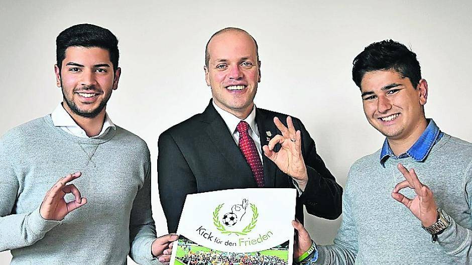  Auch Bürgermeister Krützen (Gute Besserung!) unterstützt die jungen Friedenskicker! 