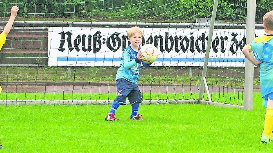  Der Ball ist gehalten. Die kleinen Torwarte haben es bei den Spielen gar nicht so einfach, die Übersicht zu behalten und zu Paraden zu kommen. Da gibt jeder gehaltene Ball neues Selbstvertrauen. 