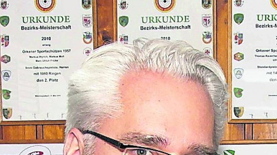 Markus Moll vertritt die rührigen und erfolgreichen „Orkener Sportschützen“. Dort wirkt er nicht nur als Kassierer und Sozialwart, er ist selbst auch erfolgreich „an der Flinte“. So holte er 2014 und 2015 den begehrten „Theo-Hoer-Wanderpokal“. 