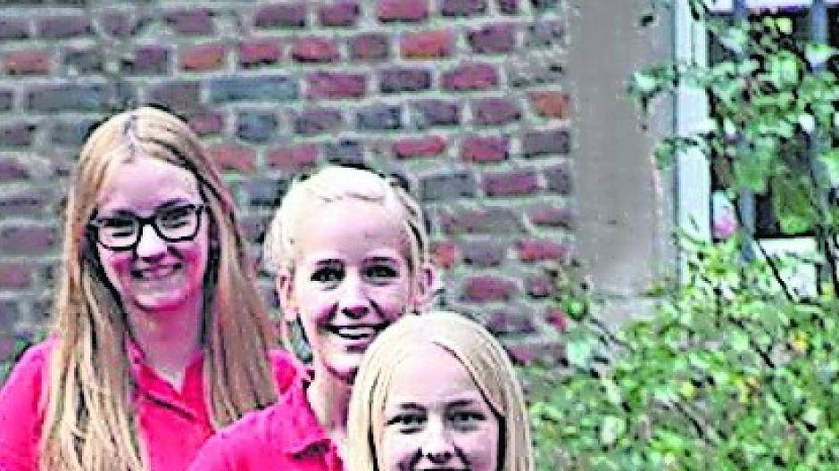  Laura Jenner, Julia Bernrath, Maren Schiffer, Julia Scharfenberg sind die Hofdamen.  