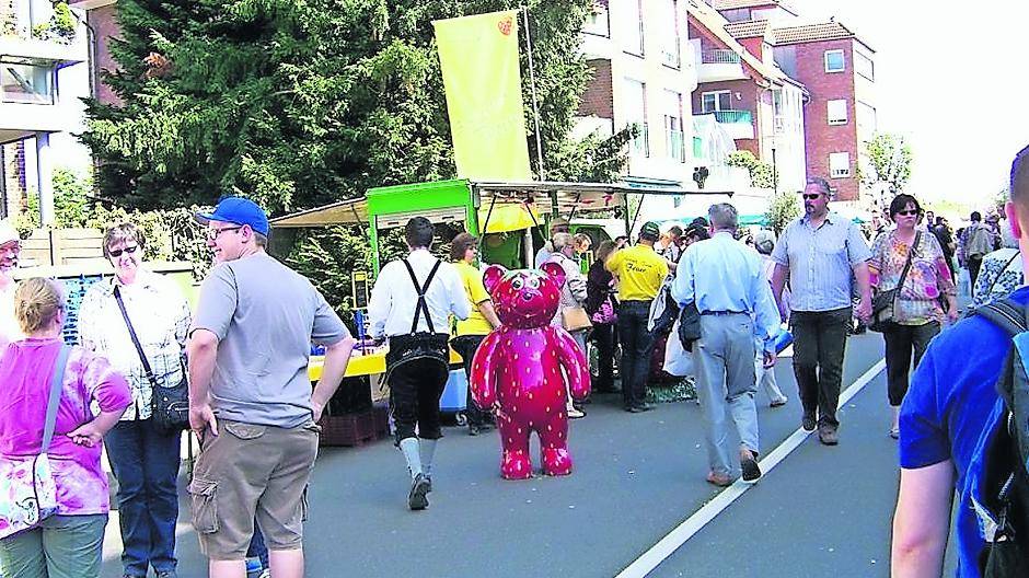  Der Wevelinghovener „Mai-Markt“ ist seit vielen Jahren bei den Besucher aus dem weiten Umkreis beliebt und kann daher stets eine rege Betriebsamkeit vorweisen.  