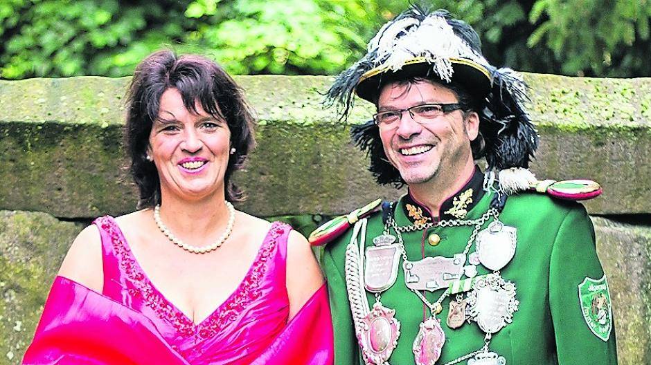  Stefan und Michaela Heibel sind das amtierende Schützenkönigspaar aus Neukirchen. Der 49-jährige selbstständige Friseurmeister ist „Schütze in dritter Generation“ und hat schon lange vom Griff nach der Schützenkette geträumt. Im dritten Anlauf hat es nun endlich geklappt ... 