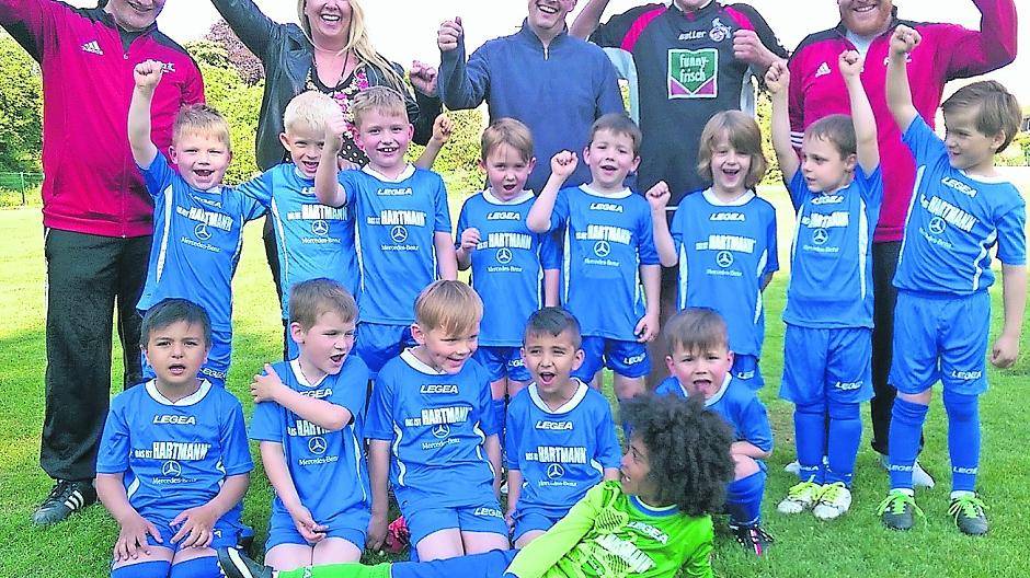  Kicker und Sponsoren übten schon einmal das Jubeln: Der TuS Grevenbroich läuft für Italien und „Mercedes Hartmann“ auf. 