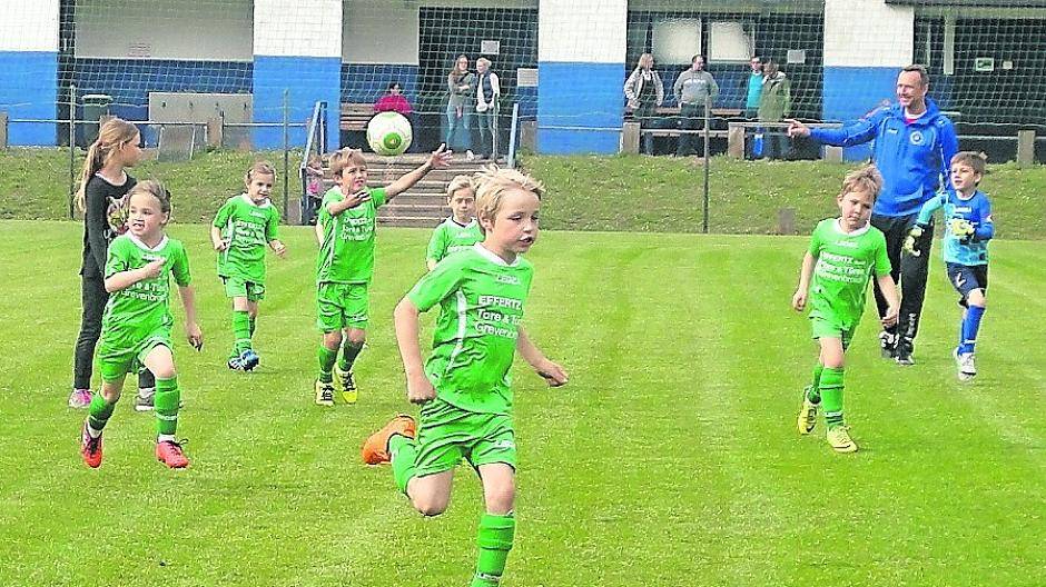  Das erste Training im neuen Outfit kann beginnen. Die Kids des SV Hemmerden haben derzeit einen Lauf. 