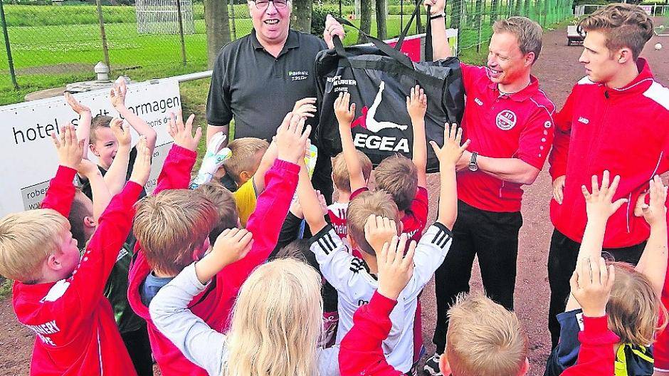  Sponsor Jürgen Müller wurde von den Stürzelberger Bambini schon sehnsüchtig erwartet.  