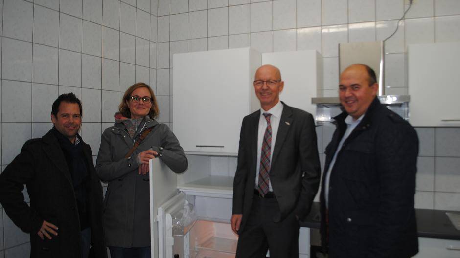 Da war der Kühlschrank noch leer: Architekt Ingo Thywissen, Marion Klein, Leiterin des...