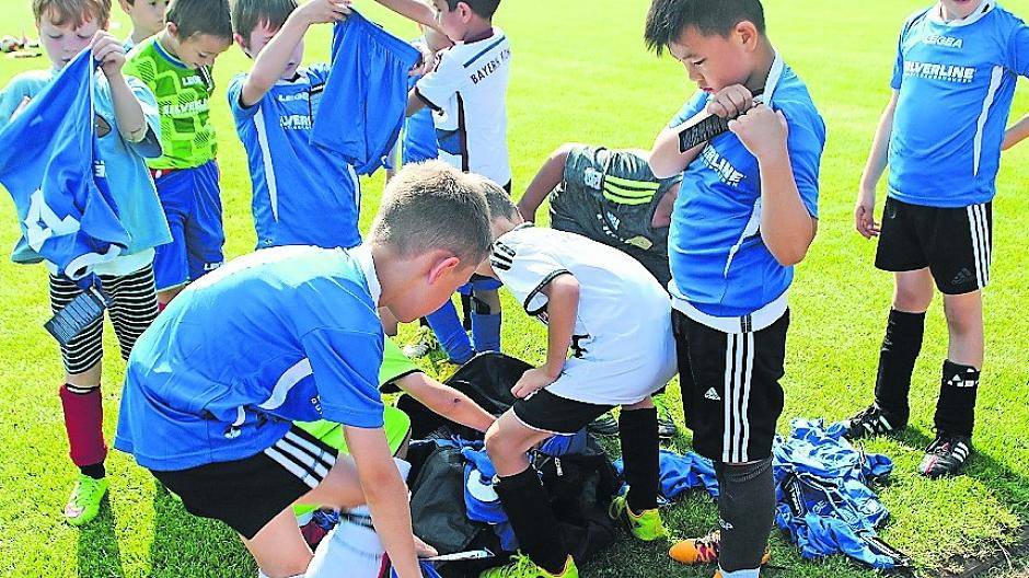 Bei der Trikotverteilung kommt es auch bei den kleinen Fussballern schon auf die richtige Rückennummer an.  