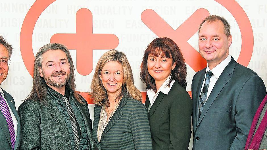  Schirmherr Hans-Jürgen Petrauschke, Namenssponsor Donat Brandt, Ursula Wolf-Reisdorf (GWG), Tanjy Schynke und Christian Jansen (beide Raiffeisenbank) und Erft-Kurier-Macher Gerhard Müller beim offiziellen „Kick off“ zur „Plus-X-Award-Bambini-EM 2016“. 