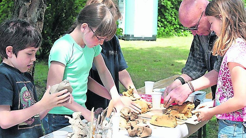  Im Jahre 2010 entstanden zahlreiche Frösche aus Kinderhand. Jetzt werden die damaligen „Künstler“ gesucht. 