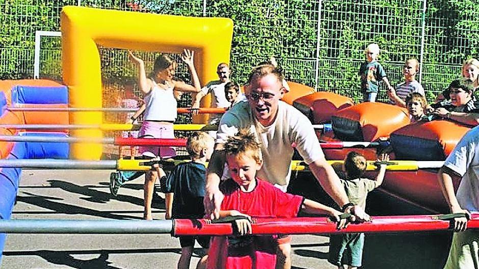  Nicht nur der „Menschenkicker“ wird beim Vatertag in Anstel riesig. 