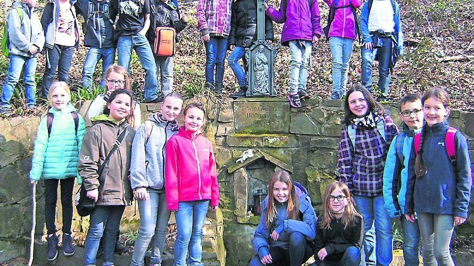  Neuenhausener Schüler gingen auf heimatgeschichtliche Erkundungstour. 