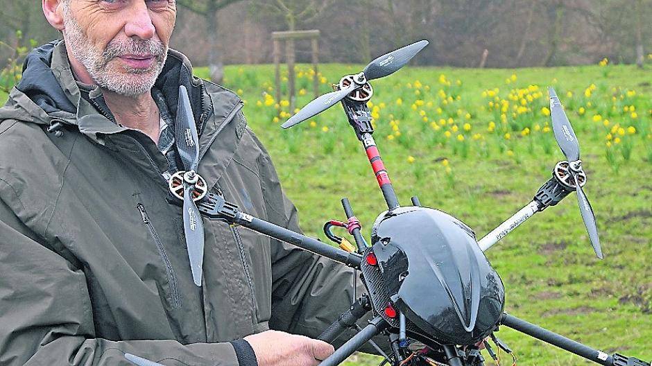  Wolfgang Sass High-Tec-Drohne startet zu ihrem Flug über die Apfelwiese. 