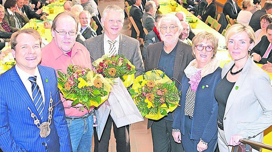 Der Bürgermeister und die Geehrten. 