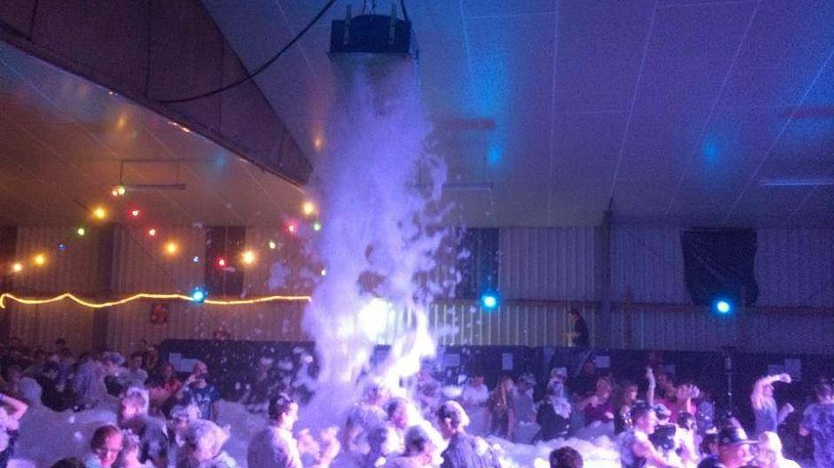 Kühler Schaum sorgt für Stimmung bei der wilden Partynacht