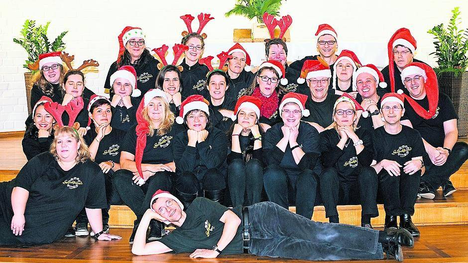  Der Gospelchor aus der Gartenstadt ist schon ganz auf Weihnachten eingestimmt. Es singt Bekanntes und weniger Bekanntes, aber auch echte „Gospel-Knaller“. 