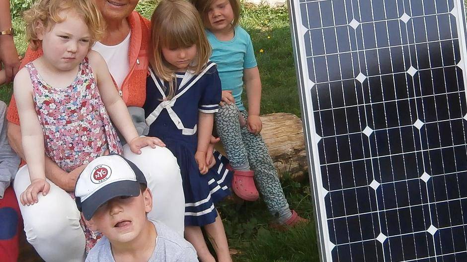  Die Kinder sind dankbar, dass Oma Helga anlässlich ihres Geburtstages an die Kleinen gedacht hat. 