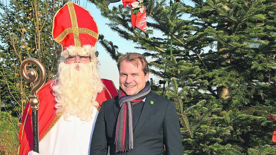  Böse Zungen mögen lästern: „Der Nikolaus und sein Knecht Ruprecht“. Aber das ist natürlich falsch. Denn Bürgermeister Martin Mertens hat den „Heiligen Mann“ (mit Bischofs-Stab und Bischofs-Mütze) nach Rommerskirchen eingeladen, so wie es sich für einen traditionell-rheinländischen Weihnachtsmarkt gehört. Anderen Ortens findet sich leider allzuoft der „Weihnachtsmann“, der eine Erfindung der Getränke-Industrie ist. Und der absolut nicht mit der christlichen Tradition zu schaffen hat. 