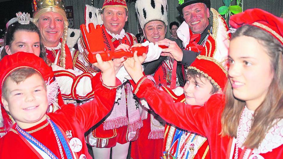  Der Schlüssel wurde von Bürgermeister eher widerstandsfrei an die großen und kleinen Tollitäten des „Närrischen Sprötztrupp“ übergeben.  
