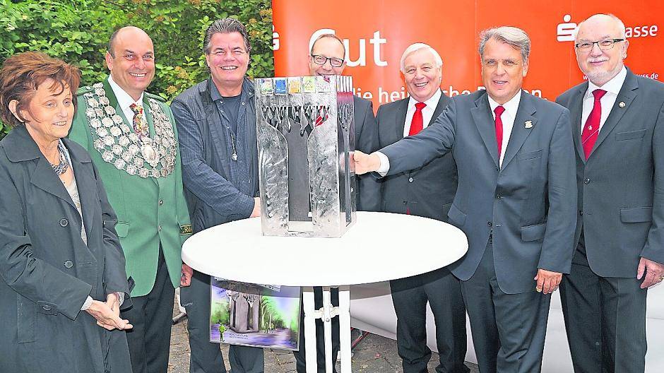  Ideengeber Victor Goebbels und Künstler Jörg Schröder (rechts Alt-Bürgermeisterin Ursula Kwasny) bei der offizellen Präsentation des Modells. 