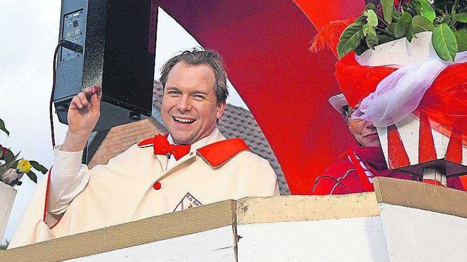  Bürgermeister Martin Mertens warf wertbewusst Kamelle für Kamelle.  