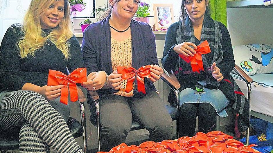 Körbeweise Schleifen für den Weihnachtsmarkt am Rathaus