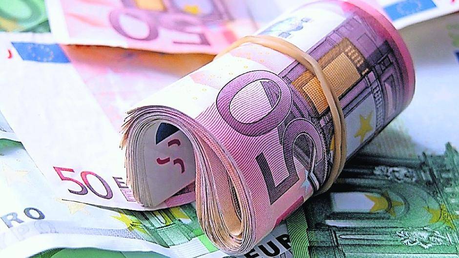  Die Stadt hat Geld für umstrittene Epoxid-Streifen auf der Karl-Oberbach-Straße. Oder für ein Gutachten für ein neues „Leitbild“ für Grevenbroich. Auf der anderen Seite wird die Grundsteuer erhöht (... obwohl viele Politiker seit Jahren darauf hinweisen, dass Grevenbroich kein Einnahme- sondern ein Ausgabe-Problem habe). Und über die Schließung des Tiergeheges wird diskutiert. Zumindest hier zeigt Klaus Krützen klare Kante: „Das Tiergehege wird nicht geschlossen. Definitiv nicht.“ Die Kosten sollen bei der Re-Kommunalisierung der WGV erspart werden. 