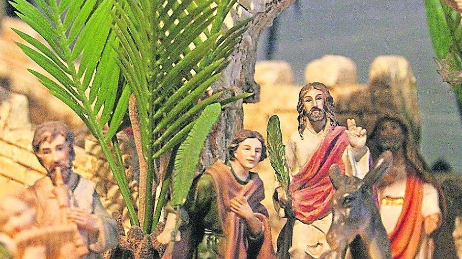  Das Geschehen vom feierlichen Einzug Jesu in Jerusalem am Palmsonntag wird in der Krippe auch dargestellt. 