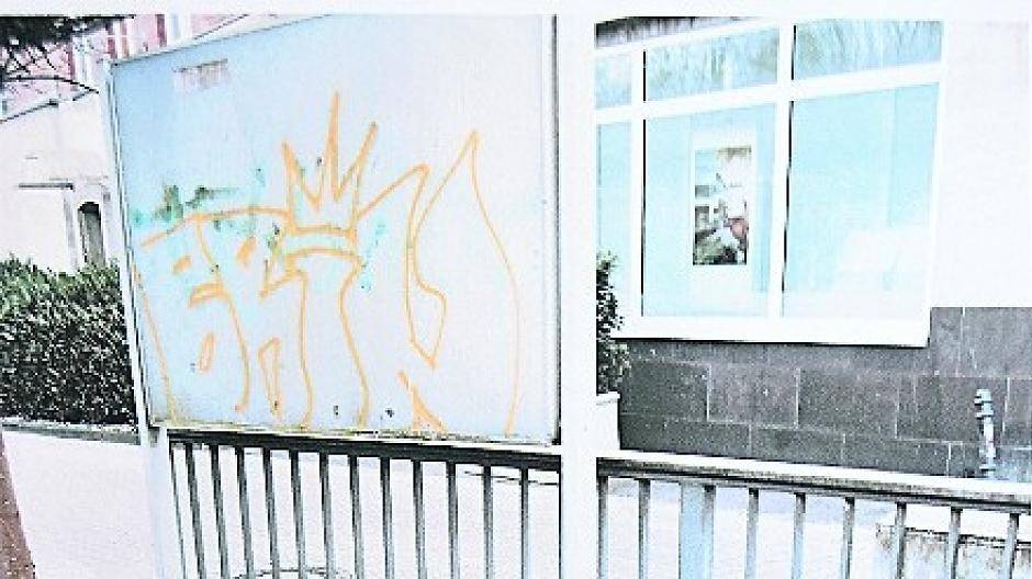  Verranzt. Einmal harken, dann ein paar Blümchen und etwas Farbe würden reichen.  