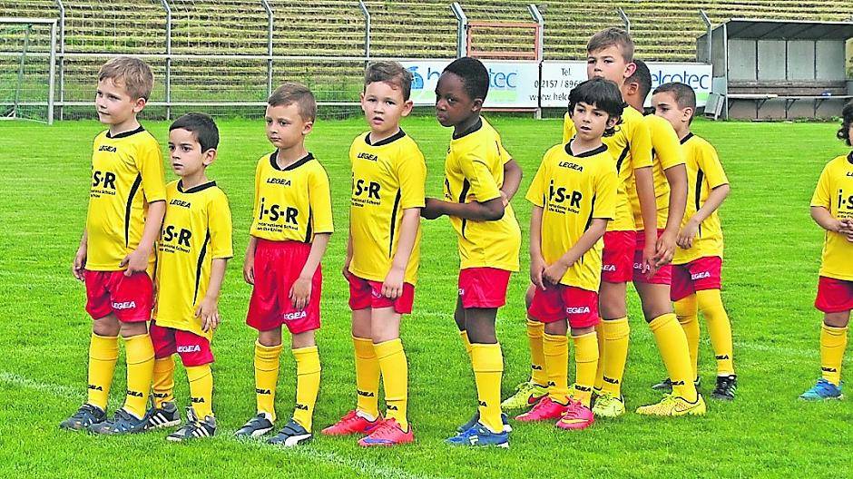  So ausgestattet kann es jetzt losgehen: Die erste Mannschaft des Rheydter SV freut sich auf den kommenden Samstag. Unten: Claudia Dittrich von der ISR mit dem Team. 