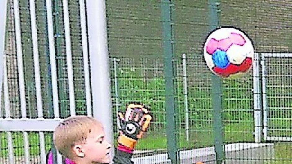  Diese Jungs können mit dem Ball umgehen. Als Beweis hier ein paar Schnappschüsse, die Erft-Kurier-Media-Berater Stefan Göddertz geschossen hat: Der Torwart ist recht fangsicher, das Mittelfeld ist Zweikampf stark, der Sturm treffsicher und echte Ballkünstler gibt es natürlich auch. 