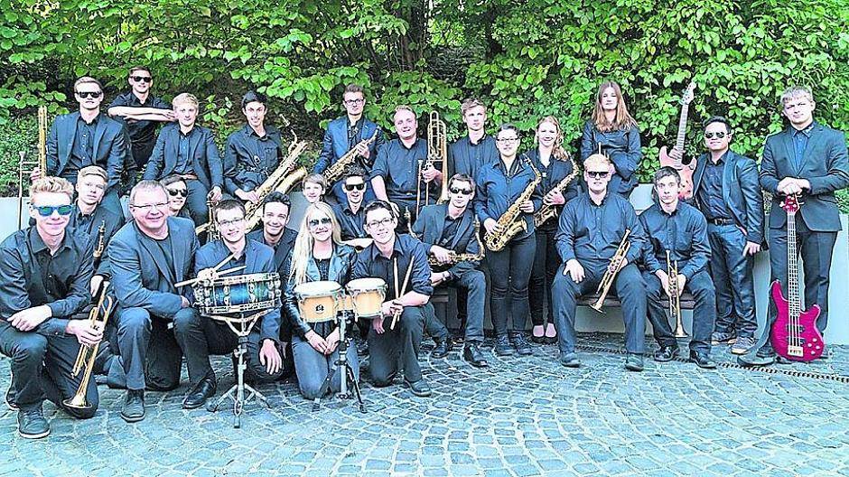  Die hoch dekorierte Big Band des Gymnasiums Jüchen bestreitet den ersten Teil des Neujahrskonzerts in der Peter-Giesen-Halle. 